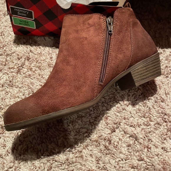 Arizona Booties memory foam wide width 8.5w Cognac color new in box - Picture 3 of 6